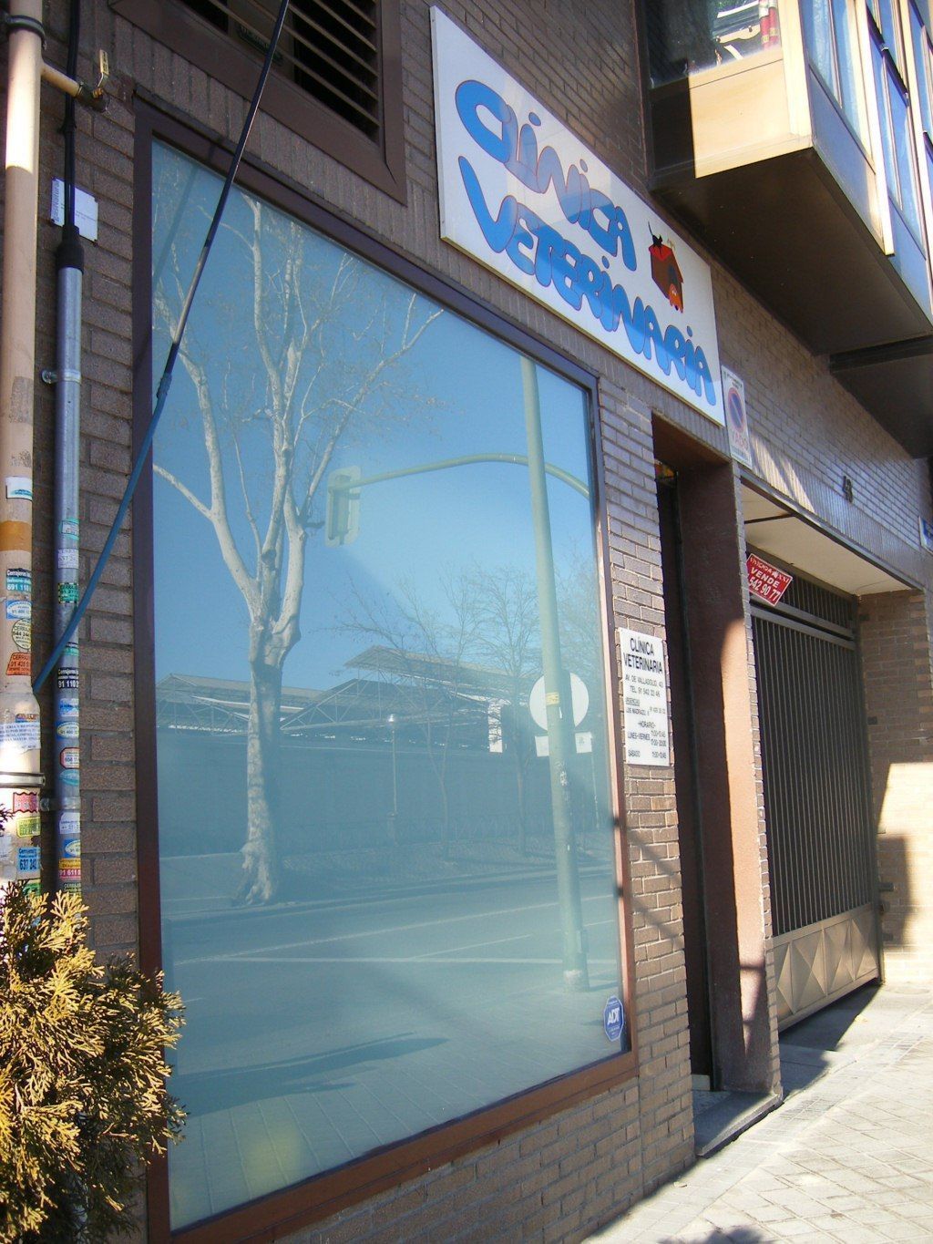 Fachada de la Clínica Veterinaria Dra. Elena Ruano en la Avenida de Valladolid, 43 (Madrid)